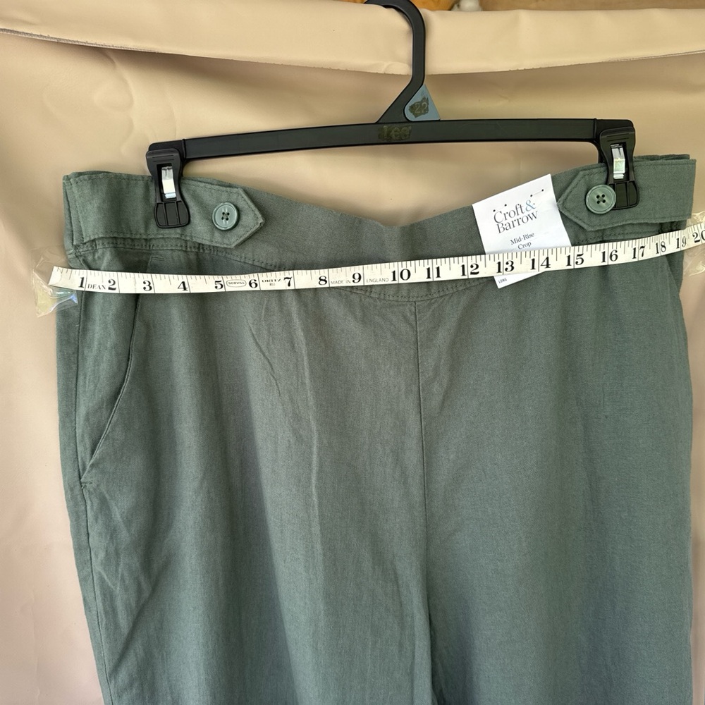 croft & barrow Sage Green Wide Leg capri Pants. - Picture 3 of 4